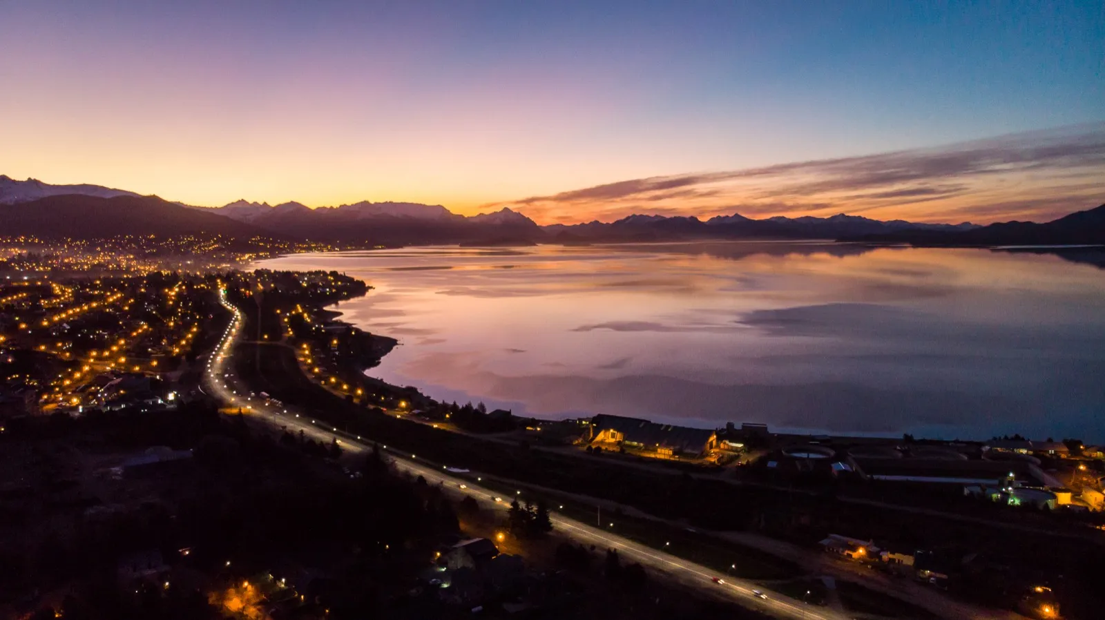 Atardecer sobre el lago Nahuel Huapi