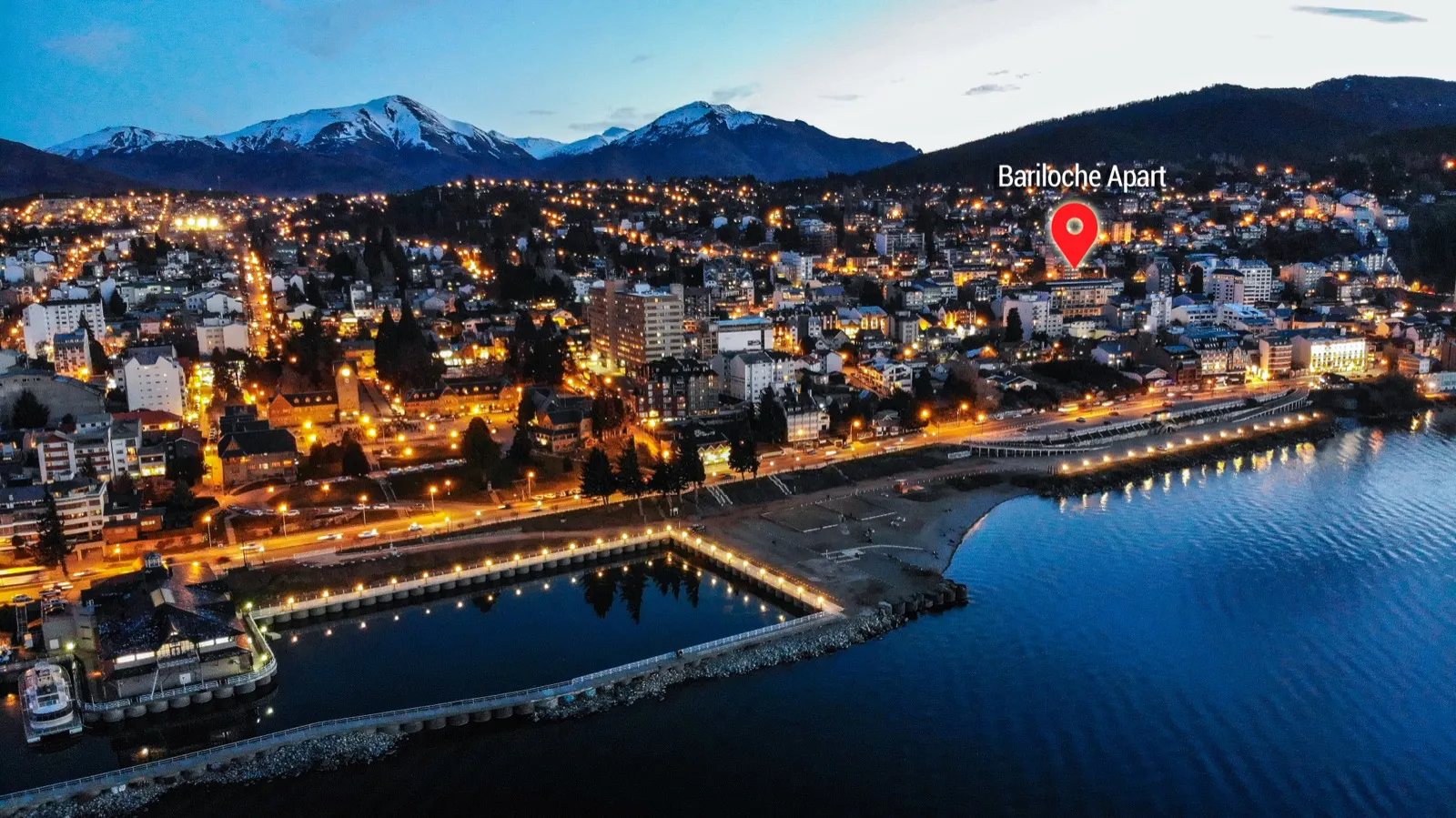 Vista aérea del centro de Bariloche con la ubicación de Bariloche Apart junto al lago Nahuel Huapi