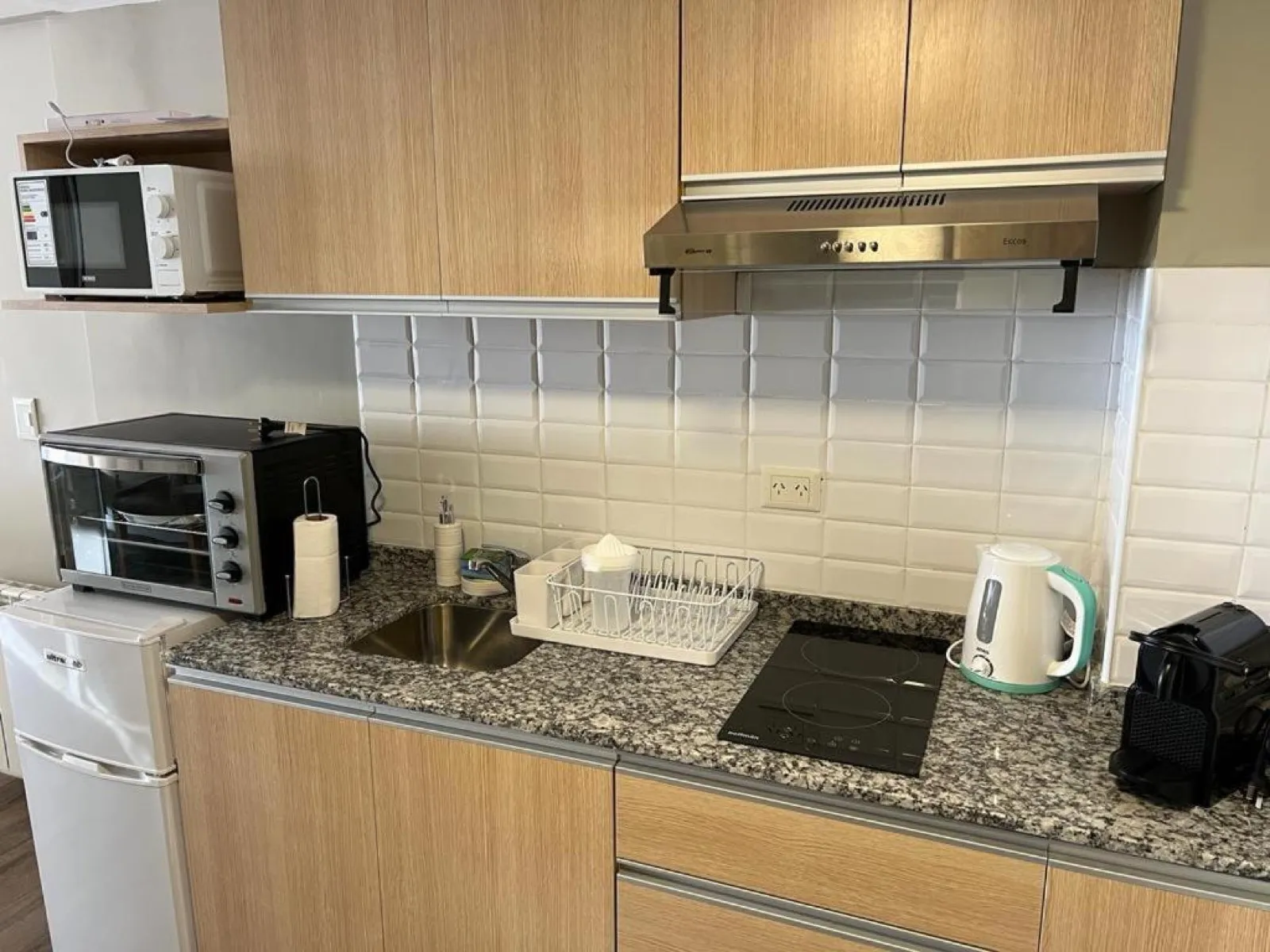 Cocina equipada con horno eléctrico, microondas y cafetera