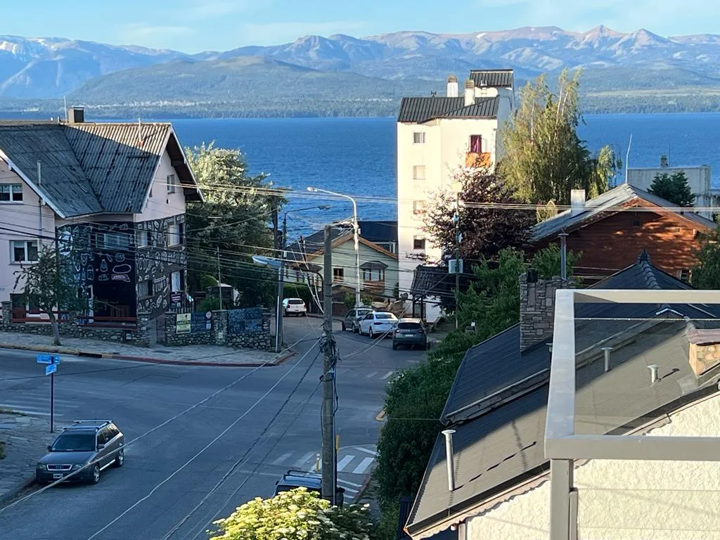 Vista al lago Nahuel Huapi y a la cordillera desde el balcón del departamento de Güemes 540, Bariloche