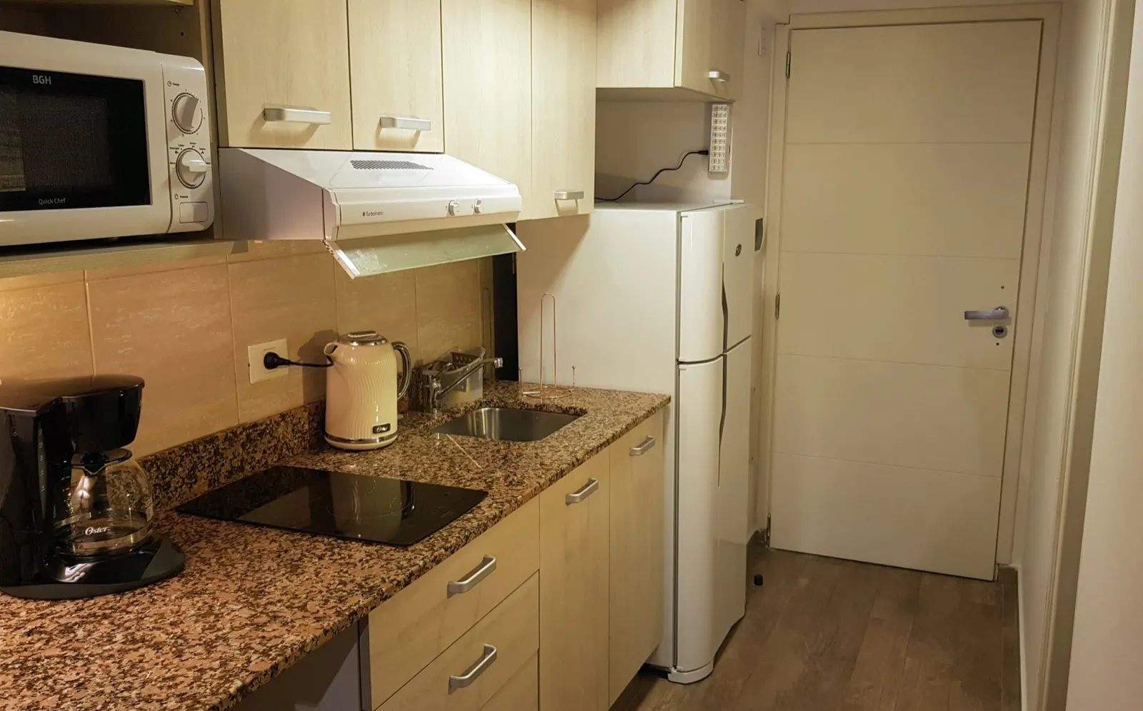 Dormitorio cálido con lámparas encendidas