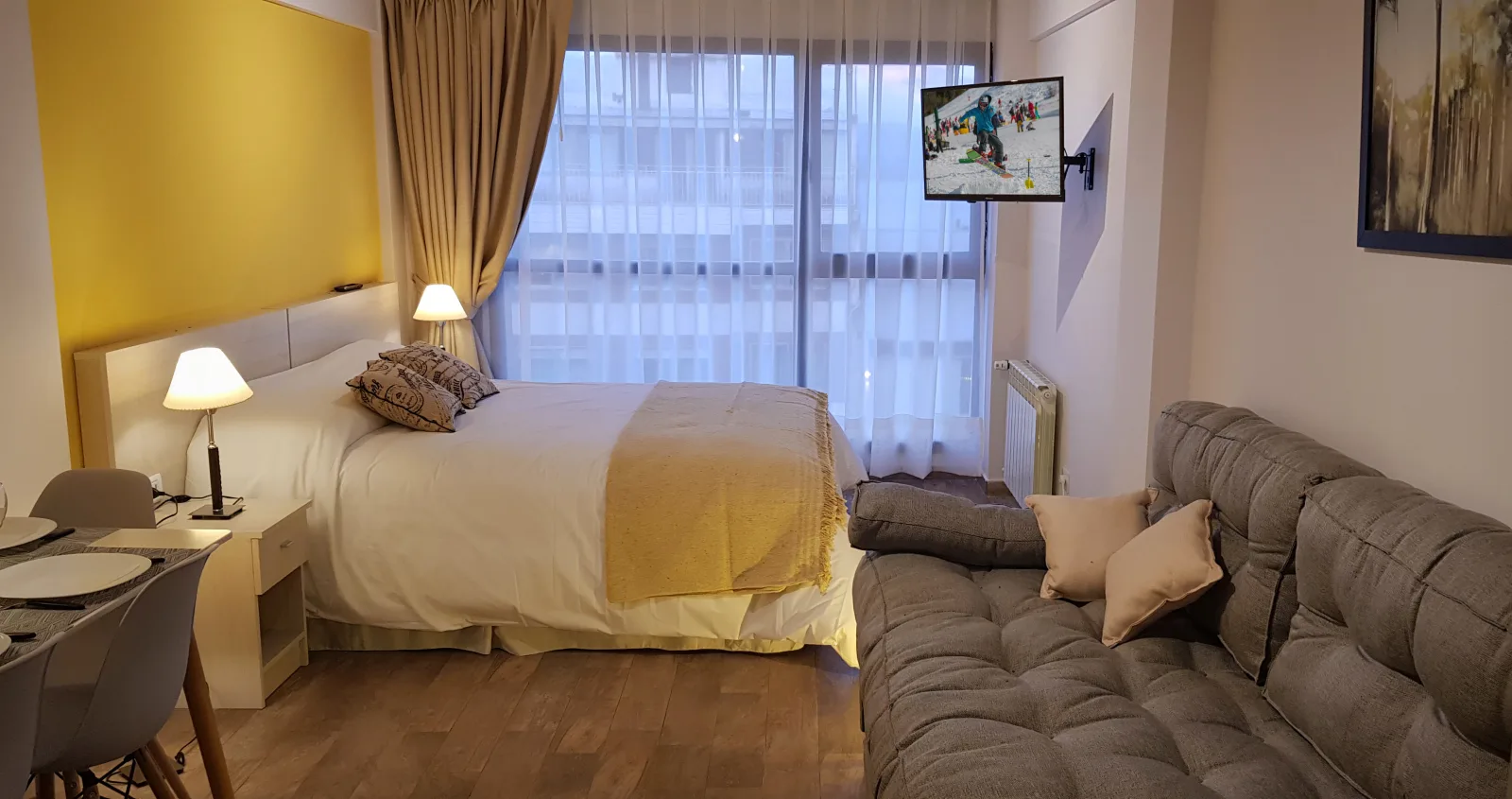 Monoambiente de Av. San Martín 440, Bariloche: cama matrimonial, sofá cama, TV y ventanal
