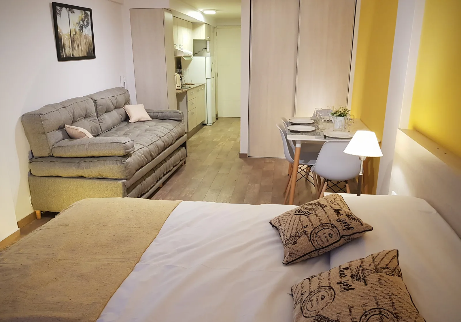 El monoambiente de San Martín 440 completo: sofá cama, cocina equipada, placard y mesa comedor